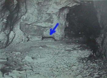 Foto von F.W. Sprecher, Lehrer von Vättis. Situation vor der Entdeckung der Höhlenbärenknochen am 7.7.1917

