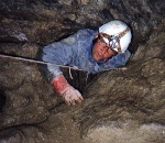 Christian Mettler im Abstieg von Höhle III in die Höhle IV